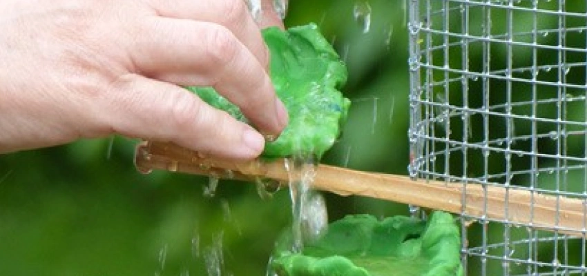 Ein Wasserbrunnen aus gekneteten schalen wird erweitert.