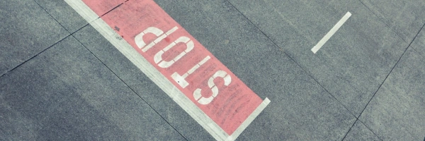 Ein roter Stoppstreifen an einer Straßenkreuzung