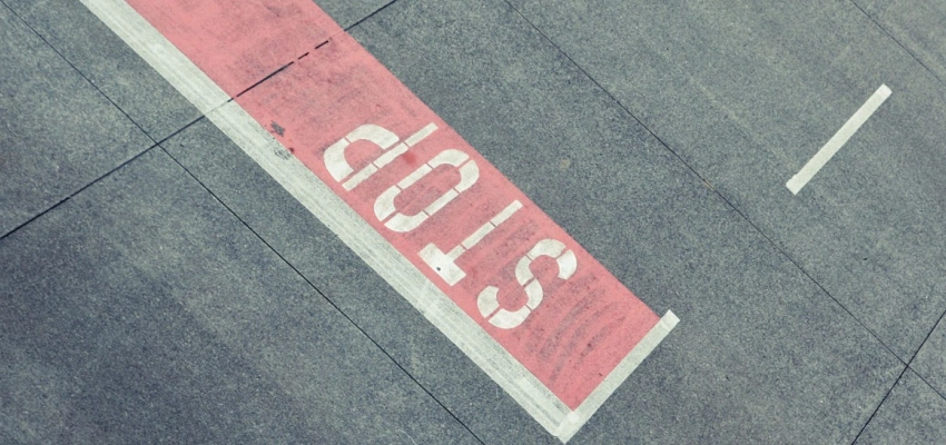 Ein roter Stoppstreifen an einer Straßenkreuzung