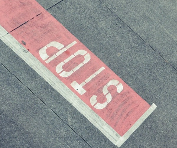 Ein roter Stoppstreifen an einer Straßenkreuzung