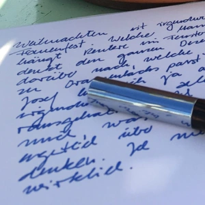 Ein Füller liegt auf einem beschriebenen Papierbogen.