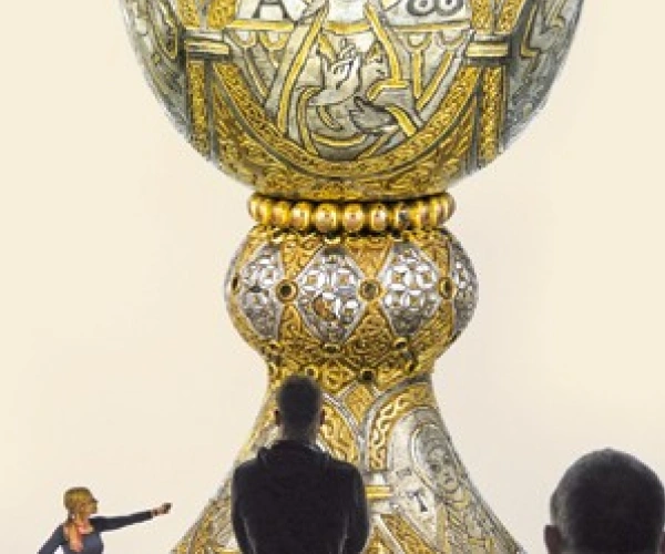 Menschen sind um einen großen goldenen Kelch versammelt.