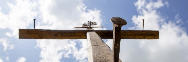 Das Kreuz, noch mit Nägeln eingeschlagen von unten fotografiert