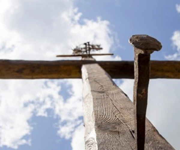 Das Kreuz, noch mit Nägeln eingeschlagen von unten fotografiert