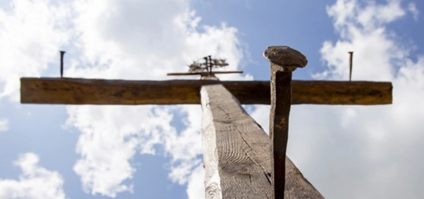 Das Kreuz, noch mit Nägeln eingeschlagen von unten fotografiert