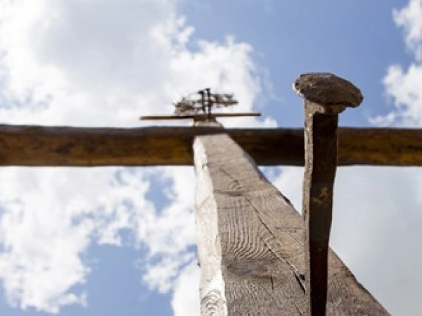 Das Kreuz, noch mit Nägeln eingeschlagen von unten fotografiert
