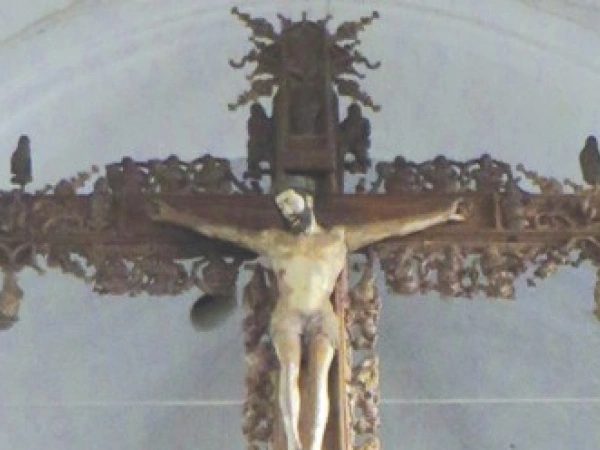 Eine Kreuzskulptur in einer Kirche.