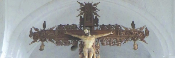 Eine Kreuzskulptur in einer Kirche.