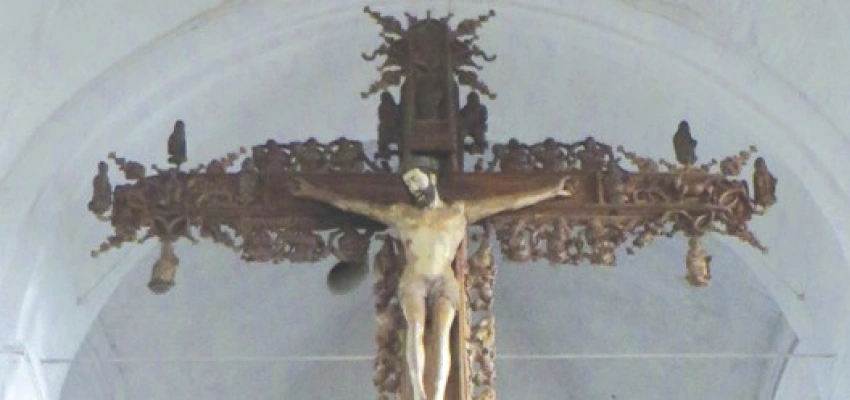 Eine Kreuzskulptur in einer Kirche.