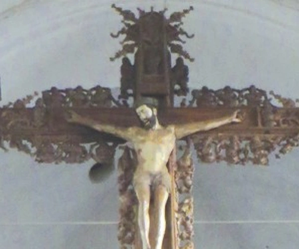 Eine Kreuzskulptur in einer Kirche.