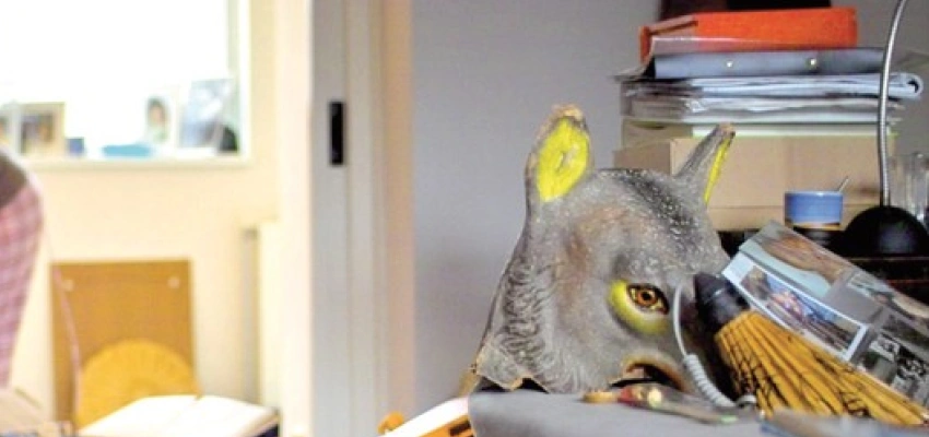 Ein Stapel Krimskrams und eine Person, die aufräumt.