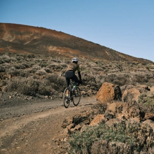Ein Fahrradfahrer fährt durch die Wüste.
