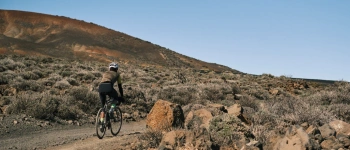 Ein Fahrradfahrer fährt durch die Wüste.