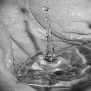 Wasser sammelt sich in einer Schale aus Händen.