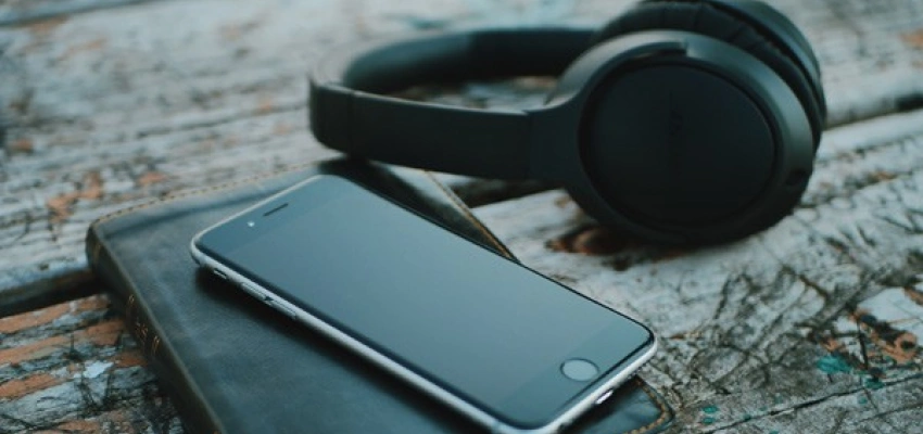 Liebe. Wahrheit. Leben. Dem Wort Gottes neu begegnen. Bild von einem Handy, einer Bibel und Kopfhörer.