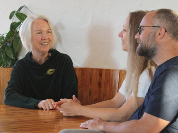 Allein? Zu zwein? Das Leben gestalten – mit oder ohne Partner. Bild von Ursula Räder, Judith und Simon Heymann an einem Tisch.