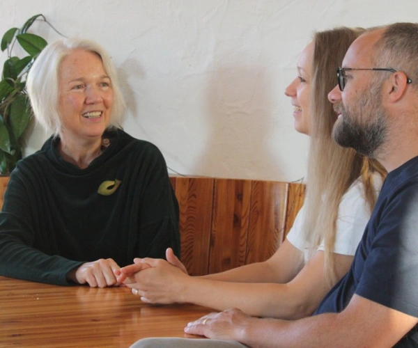 Allein? Zu zwein? Das Leben gestalten – mit oder ohne Partner. Bild von Ursula Räder, Judith und Simon Heymann an einem Tisch.