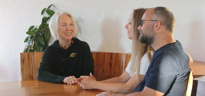 Allein? Zu zwein? Das Leben gestalten – mit oder ohne Partner. Bild von Ursula Räder, Judith und Simon Heymann an einem Tisch.