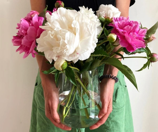 Als ein Geschenk von dir schenke ich mich dir. Last lecture nach 30 Jahren Seelsorgeseminar. Bild einer Person die eine Blumenvase hält.
