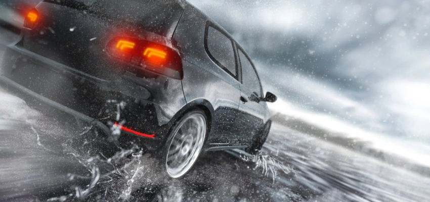 Aquaplaning. Hoffen in den Schleuderfällen des Lebens. Bild eines Autos während eines Aquaplaning.