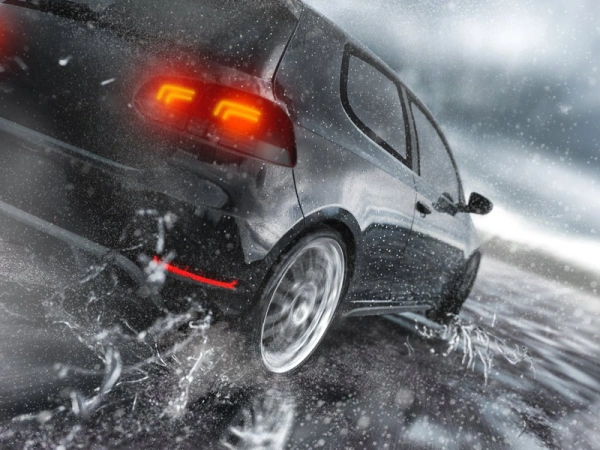 Aquaplaning. Hoffen in den Schleuderfällen des Lebens. Bild eines Autos während eines Aquaplaning.
