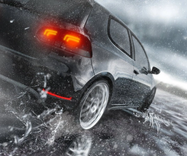 Aquaplaning. Hoffen in den Schleuderfällen des Lebens. Bild eines Autos während eines Aquaplaning.