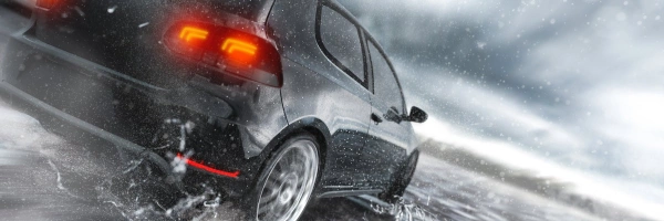 Aquaplaning. Hoffen in den Schleuderfällen des Lebens. Bild eines Autos während eines Aquaplaning.