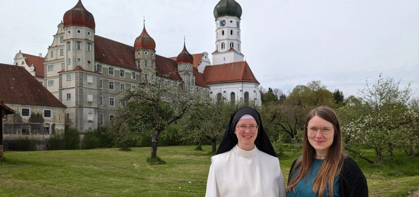 Das größte Abenteuer meines Lebens. Pia Holzschuh im Gespräch mit Sr. M. Mechthild Steiner von der Dominikanerin in Wettenhausen. Bild von den Pia Holzschuh und Sr. Mechtheld