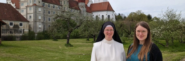 Das größte Abenteuer meines Lebens. Pia Holzschuh im Gespräch mit Sr. M. Mechthild Steiner von der Dominikanerin in Wettenhausen. Bild von den Pia Holzschuh und Sr. Mechtheld