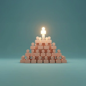 Eine Menschenpyramide. Der Mensch an der Spitze leuchtet.