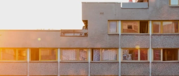 Ein Plattenbau-Gebäude im Sonnenlicht