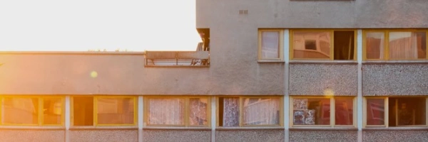 Ein Plattenbau-Gebäude im Sonnenlicht