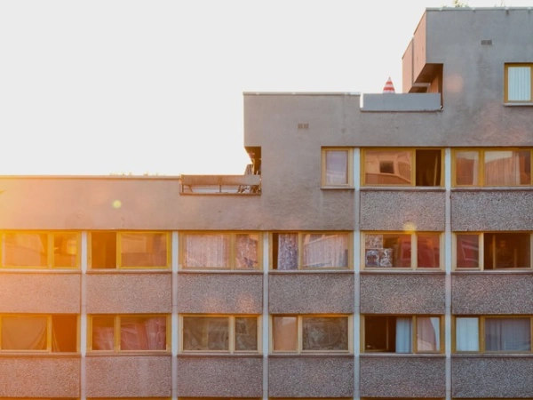 Ein Plattenbau-Gebäude im Sonnenlicht
