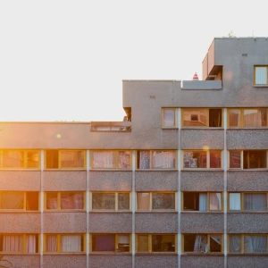 Ein Plattenbau-Gebäude im Sonnenlicht