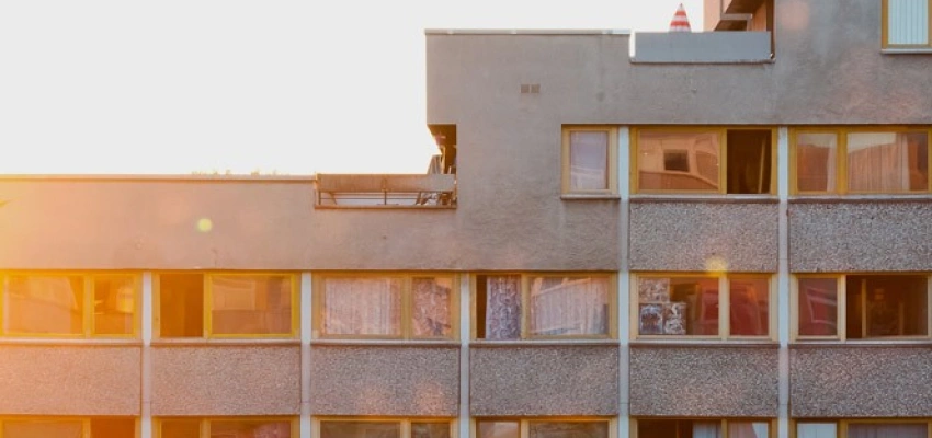 Ein Plattenbau-Gebäude im Sonnenlicht