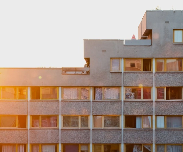 Ein Plattenbau-Gebäude im Sonnenlicht