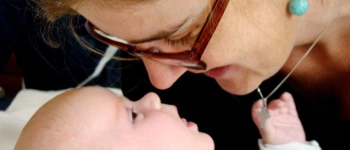 Empfangen, eigentlich jeden Tag neu! Carolin Schneider mit ihrem Kind.