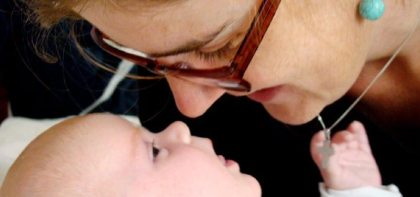 Empfangen, eigentlich jeden Tag neu! Carolin Schneider mit ihrem Kind.