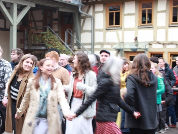 Menschen tanzen im REZ-Hof