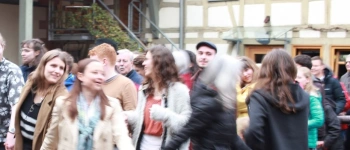 Menschen tanzen im REZ-Hof