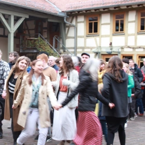 Menschen tanzen im REZ-Hof