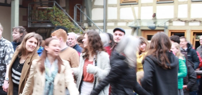 Menschen tanzen im REZ-Hof