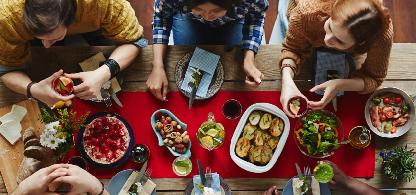 Freude auf das Kommende. Was heißt: Dein Reich komme. Bild eines Tischmahls.
