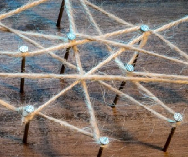 auf Nägeln in holz ein Netz aus Strick geschlungen