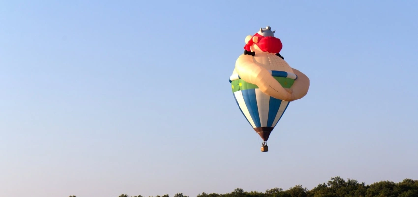 Obelix-Heißluftballon fliegend