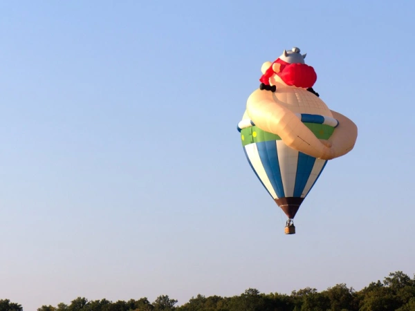 Obelix-Heißluftballon fliegend