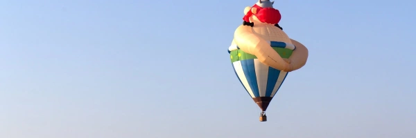 Obelix-Heißluftballon fliegend