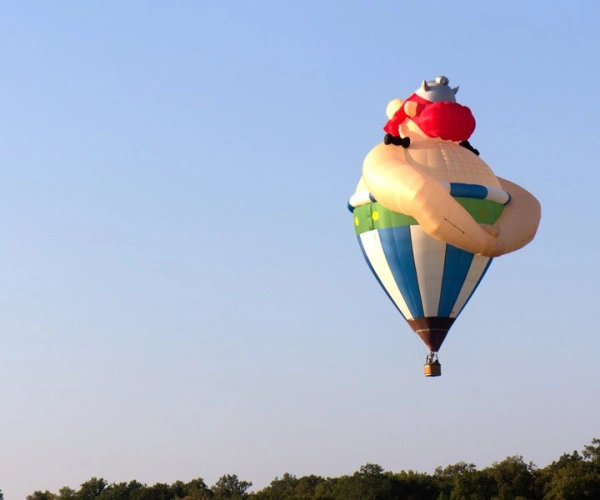 Obelix-Heißluftballon fliegend