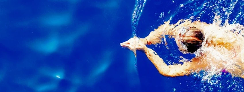 Im Rhythmus. Wie Rituale mein Leben prägen. Bild von einem Schwimmer.
