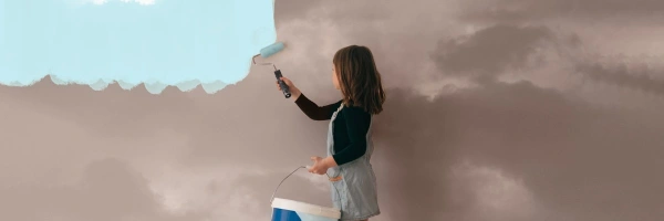 Kind streicht eine graue Wolkenwand mit himmelblauer Farbe